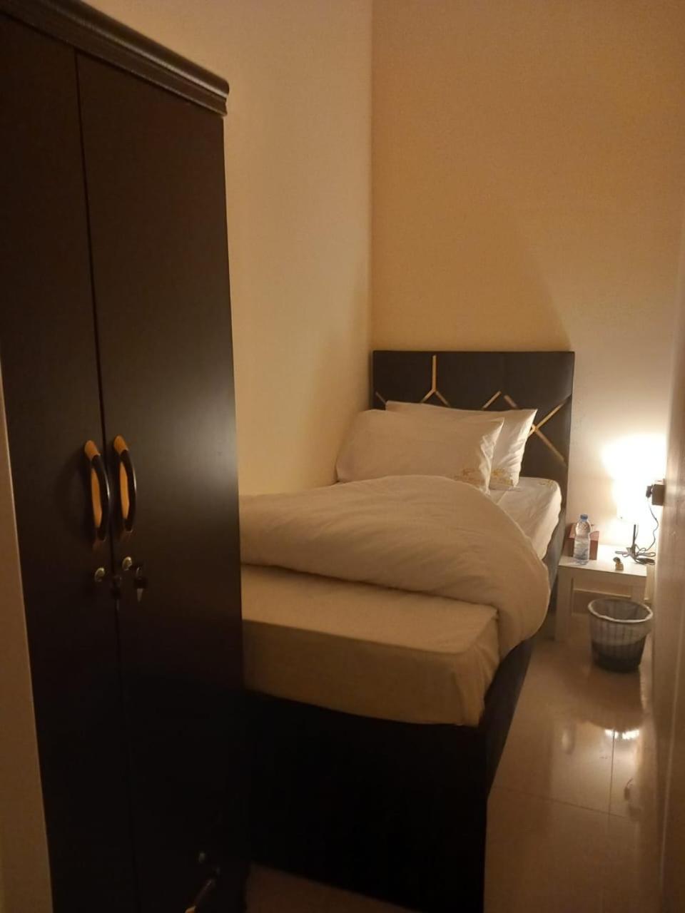 Four Stars Hostel Dubai Exterior foto