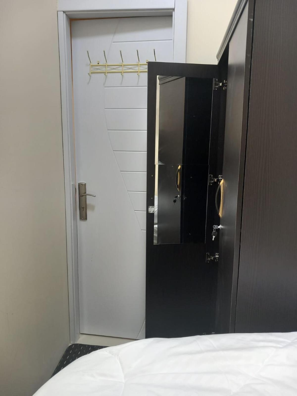 Four Stars Hostel Dubai Exterior foto